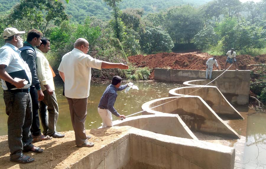 ಕಂಚನಹಳ್ಳಿ ಗ್ರಾಮದ ಶಿವಣ್ಣ ಅವರ ಜಮೀನಿನ ಬಳಿಯ ಚೆಕ್‌ಡ್ಯಾಮ್ ಅಳತೆ ಹಾಗೂ ಗುಣಮಟ್ಟ ಪರಿಶೀಲಿಸುತ್ತಿರುವ ಅಧಿಕಾರಿಗಳು (ಸಂಗ್ರಹ ಚಿತ್ರ)