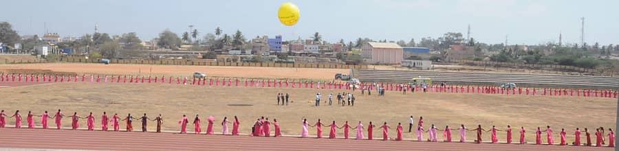 ಚಾಮರಾಜನಗರದ ಡಾ.ಬಿ.ಆರ್. ಅಂಬೇಡ್ಕರ್‌ ಜಿಲ್ಲಾ ಕ್ರೀಡಾಂಗಣದಲ್ಲಿ ಮಂಗಳವಾರ ಶೌಚಾಲಯ ನಿರ್ಮಾಣ ಮತ್ತು ಬಳಕೆ ಕುರಿತು ಜಾಗೃತಿ ಮೂಡಿಸಲು ಆಶಾ ಕಾರ್ಯಕರ್ತೆಯರು ಮಾನವ ಸರಪಳಿ ನಿರ್ಮಿಸಿದರು