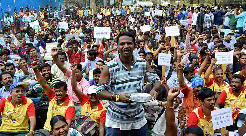 ಶ್ರವಣದೋಷವುಳ್ಳವರು ಸ್ವಾತಂತ್ರ್ಯ ಉದ್ಯಾನದಲ್ಲಿ ಪ್ರತಿಭಟನೆ ನಡೆಸಿದರು -ಪ್ರಜಾವಾಣಿ ಚಿತ್ರ