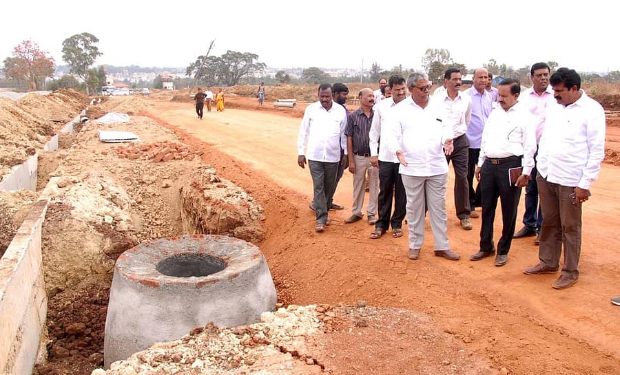 ವಾಜಪೇಯಿ ಬಡಾವಣೆ ನಿರ್ಮಾಣ ಕಾಮಗಾರಿಯನ್ನು ಚಿಕ್ಕಮಗಳೂರು ನಗರಾಭಿವೃದ್ಧಿ ಪ್ರಾಧಿಕಾರದ ಅಧ್ಯಕ್ಷ ಸಯ್ಯದ್ ಹನೀಫ್ ಪರಿಶೀಲಿಸಿದರು. ಪ್ರಾಧಿಕಾರದ ಆಯುಕ್ತ ಭೀಮನಿಡಿ, ಸದಸ್ಯ ಎಚ್.ಡಿ.ತಮ್ಮಯ್ಯ ಇದ್ದಾರೆ.