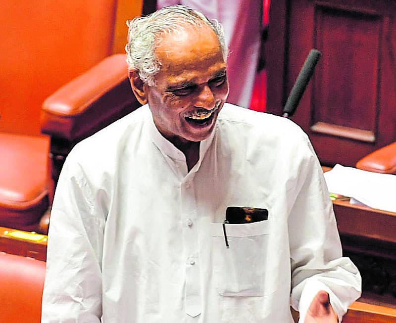 ವಿಧಾನ ಪರಿಷತ್ ಕಲಾಪದಲ್ಲಿ ಕಾಗೋಡು ತಿಮ್ಮಪ್ಪ ಅವರು ಮಾತನಾಡಿದರು –ಪ್ರಜಾವಾಣಿ ಚಿತ್ರ