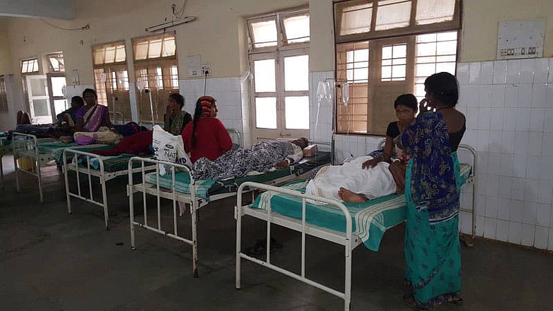 ಪಾವಗಡ ಪಟ್ಟಣದ ಸರ್ಕಾರಿ ಆಸ್ಪತ್ರೆಯಲ್ಲಿ ಚಿಕಿತ್ಸೆ ಪಡೆಯುತ್ತಿರುವ ಭಕ್ತರು