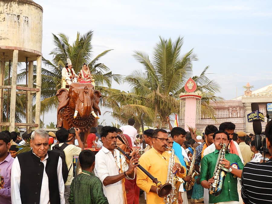 ತೀರ್ಥಂಕರರ ಗರ್ಭಾವತರಣ ಕಲ್ಯಾಣದ ಪ್ರಯುಕ್ತ ಕುಬೇರನು ಆನೆ ಮೇಲೆ ಕುಳಿತು ರತ್ನವೃಷ್ಟಿ ಮಾಡುತ್ತಿರುವ ದೃಶ್ಯ
