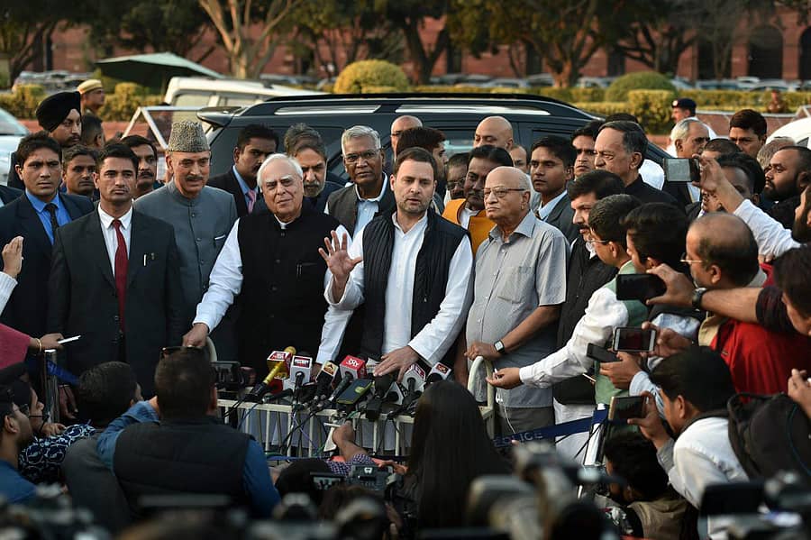 ರಾಷ್ಟ್ರಪತಿ ರಾಮನಾಥ ಕೋವಿಂದ್ ಅವರನ್ನು ಭೇಟಿ ಮಾಡಿದ ನಂತರ ಕಾಂಗ್ರೆಸ್ ಅಧ್ಯಕ್ಷ ರಾಹುಲ್ ಗಾಂಧಿ ಪ್ರತಿಕಾಗೋಷ್ಠಿಯಲ್ಲಿ ಮಾತನಾಡಿದರು. ಪಕ್ಷದ ಮುಖಂಡರಾದ ಗುಲಾಂ ನಬಿ ಅಜಾದ್, ಕಪಿಲ್ ಸೆಬಲ್ ಹಾಗೂ ಎಎಪಿ ಮುಖಂಡ ಸಂಜಯ್ ಸಿಂಗ್ ಇದ್ದರು –ಪಿಟಿಐ ಚಿತ್ರ