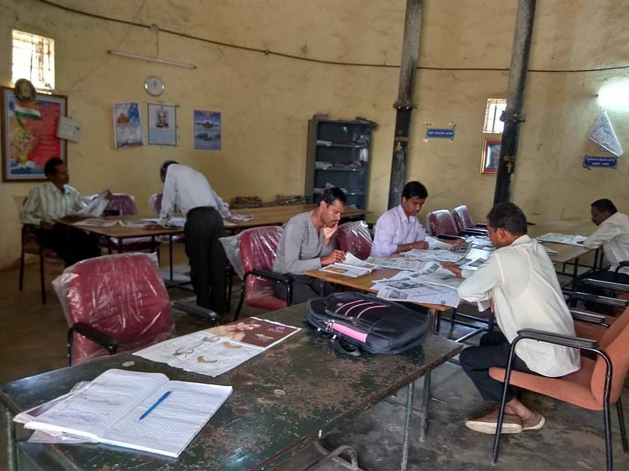 ವಾಚನಾಲಯದಲ್ಲಿ ಓದುತ್ತಿರುವ ನಾಗರಿಕರು