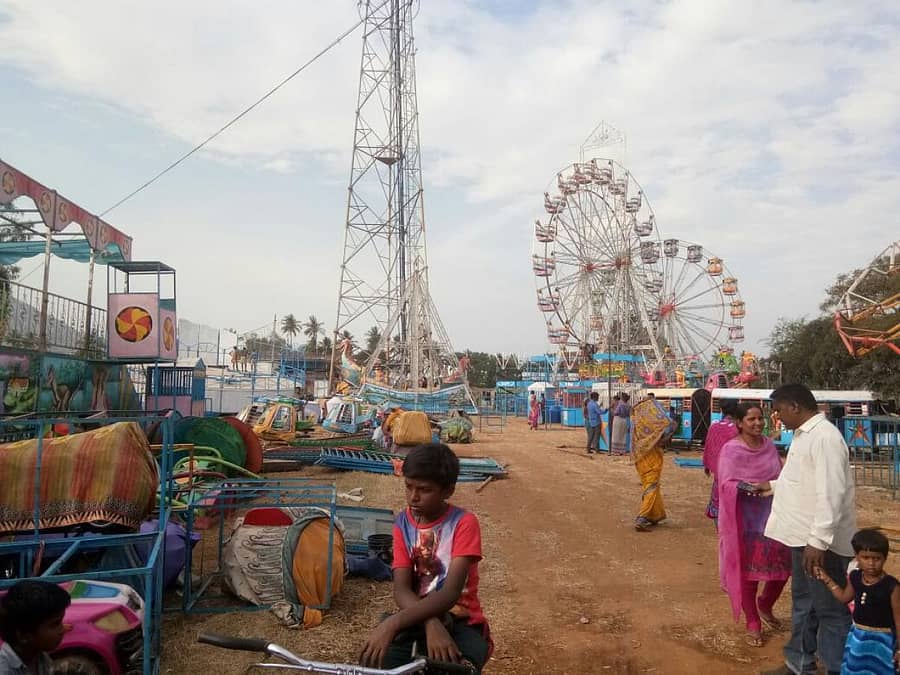ನಂದಿ ಗ್ರಾಮದ ಭೋಗ ನಂದೀಶ್ವರಸ್ವಾಮಿ ಜಾತ್ರೆ ಪ್ರಯುಕ್ತ ಅಳವಡಿಸಿದ ಮನರಂಜನಾ ಆಟಗಳ ಯಂತ್ರೋಪಕರಣಗಳು
