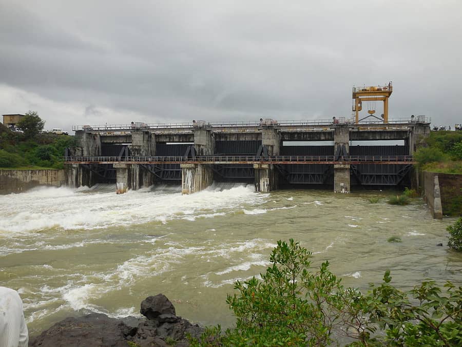 ಕೆಳದಂಡೆ ಮುಲ್ಲಾನಾರಿ ಯೋಜನೆಯ ನಾಗರಾಳ್ ಜಲಾಶಯದ ಕ್ರಸ್ಟ್ಗೇಟ್ನಿಂದ ನೀರು ಹೊರಬಿಟ್ಟ ದೃಶ್ಯ