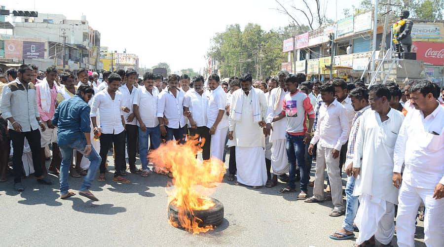 ಜೆಡಿಎಸ್ ಮುಖಂಡ ಹನಮೇಗೌಡ ಬೀರನಕಲ್ ಅವರಿಗೆ ಟಿಕೆಟ್ ನೀಡುವಂತೆ ಒತ್ತಾಯಿಸಿ ಅವರ ಬೆಂಬಲಿಗರು ಭಾನುವಾರ ಯಾದಗಿರಿಯ ಸುಭಾಷ್ ವೃತ್ತದಲ್ಲಿ ಪ್ರತಿಭಟನೆ ನಡೆಸಿದರು