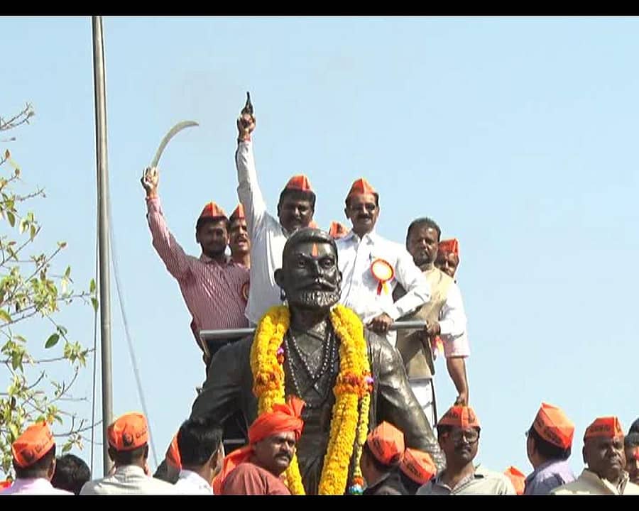 ಧಾರವಾಡದಲ್ಲಿ ಶಿವಾಜಿ ಪ್ರತಿಮೆಗೆ ಸೋಮವಾರ ಮಾಲಾರ್ಪಣೆ ಮಾಡಿದ ನಂತರ ರಿವಾಲ್ವರ್ನಿಂದ ಗಾಳಿಯಲ್ಲಿ ಗುಂಡು ಹಾರಿಸಿದ ಮಂಜುನಾಥ ಕದಂ