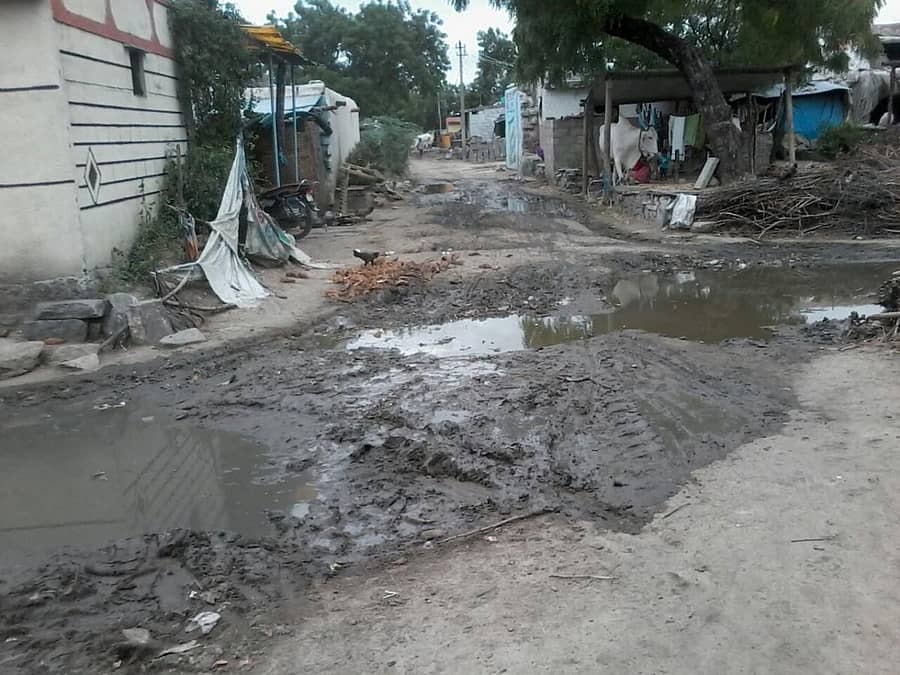 ಶಹಾಪುರ ತಾಲ್ಲೂಕಿನ ಬೊಮ್ಮನಹಳ್ಳಿ ಗ್ರಾಮದಲ್ಲಿ ಚರಂಡಿ ವ್ಯವಸ್ಥೆ ಇಲ್ಲದ್ದರಿಂದ ರಸ್ತೆ ಮೇಲೆ ಗಲೀಜು ನೀರು ನಿಂತಿದೆ