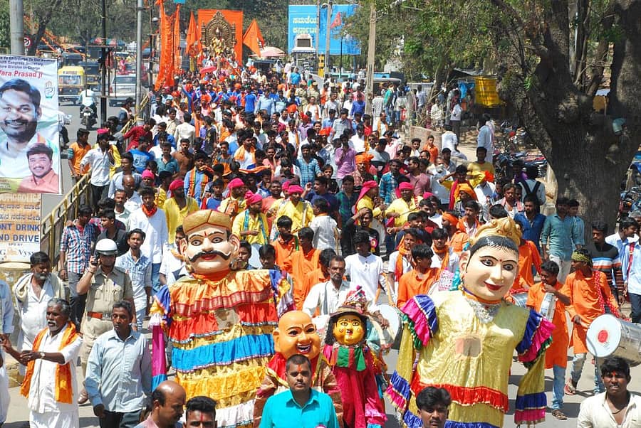 ಸಭಾ ಕಾರ್ಯಕ್ರಮಕ್ಕೂ ಮುನ್ನ ನಗರದಲ್ಲಿ ನಡೆದ ಭವ್ಯ ಮೆರವಣಿಗೆಯಲ್ಲಿ ಪಾಲ್ಗೊಂಡಿದ್ದ ಜನಸ್ತೋಮ.