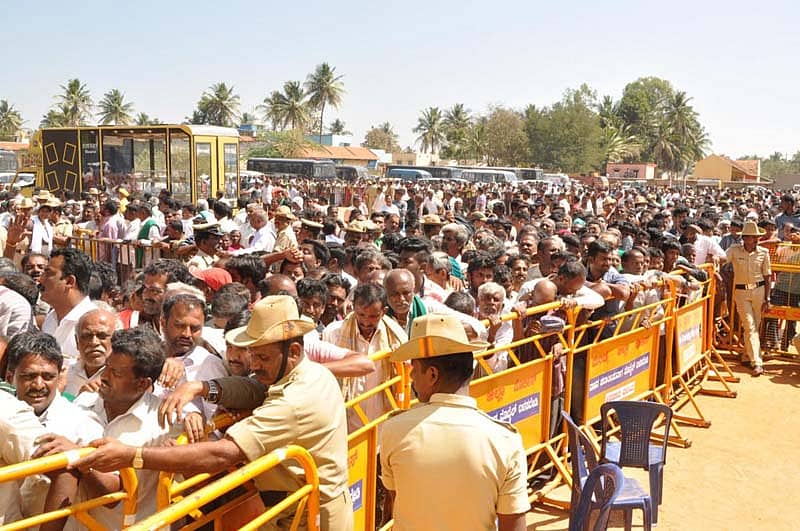 ಅಂತಿಮ ದರ್ಶನ ಪಡೆಯಲು ಜನಸಾಗರ