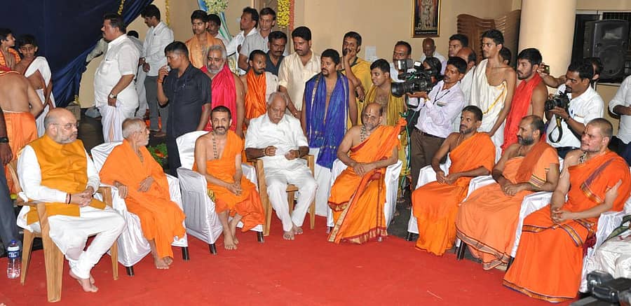 ಉಡುಪಿಯಲ್ಲಿ ಮಂಗಳವಾರ ರಾತ್ರಿ ಬಿಜೆಪಿ ಅಧ್ಯಕ್ಷ ಅಮಿತ್‌ ಶಾ ಅವರು ಪೇಜಾವರ ಶ್ರೀ ಸಹಿತ ಹಲವು ಯತಿಗಳೊಂದಿಗೆ ಸಮಾಲೋಚನೆ ನಡೆಸಿದರು. ಪ್ರಜಾವಾಣಿ ಚಿತ್ರ