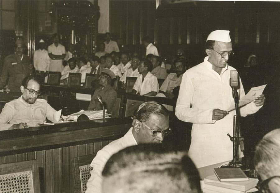 1978ರಲ್ಲಿ ಇಂಡಿ ವಿಧಾನಸಭಾ ಕ್ಷೇತ್ರದ ಶಾಸಕರಾಗಿ ಮೊದಲ ಬಾರಿಗೆ ಆಯ್ಕೆಯಾದ ಆರ್.ಆರ್.ಕಲ್ಲೂರ ವಿಧಾನಸೌಧದಲ್ಲಿ ಶಾಸಕರಾಗಿ ಪ್ರಮಾಣ ವಚನ ಸ್ವೀಕರಿಸಿದ ಚಿತ್ರ