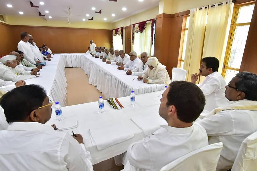 ಬಾಗಲಕೋಟೆಯಲ್ಲಿ ಸೋಮವಾರ ಎಐಸಿಸಿ ಅಧ್ಯಕ್ಷ ರಾಹುಲ್‌ಗಾಂಧಿ ಬಾಗಲಕೋಟೆ, ಹಾವೇರಿ, ಗದಗ ಜಿಲ್ಲೆಗಳ ಮುಖಂಡರೊಂದಿಗೆ ಸಭೆ ನಡೆಸಿದರು. ಕೆಪಿಸಿಸಿ ಅಧ್ಯಕ್ಷ ಜಿ.ಪರಮೇಶ್ವರ್, ಮುಖ್ಯಮಂತ್ರಿ ಸಿದ್ದರಾಮಯ್ಯ, ಪಕ್ಷದ ಉಸ್ತುವಾರಿ ವೇಣುಗೋಪಾಲ್ ಚಿತ್ರದಲ್ಲಿದ್ದಾರೆ