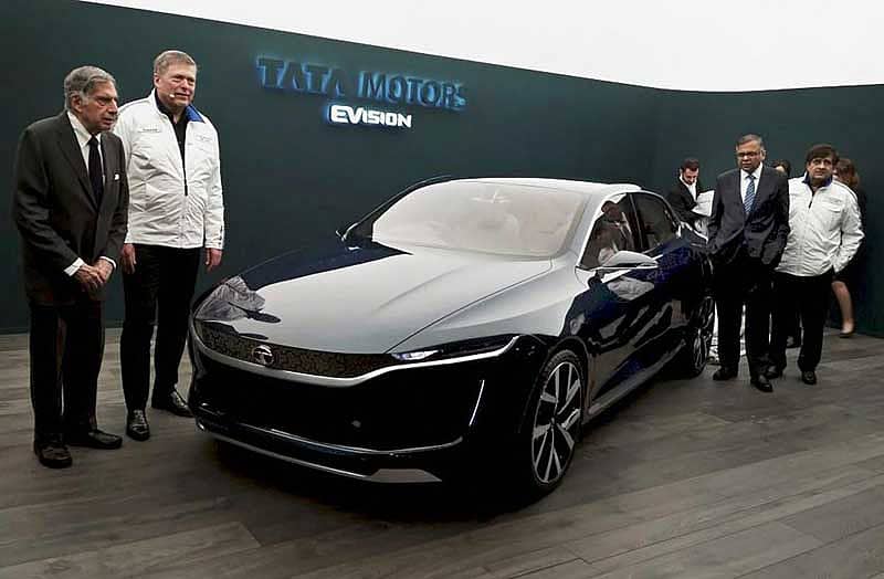 ಟಾಟಾ ಸಮೂಹದ ವಿಶ್ರಾಂತ ಅಧ್ಯಕ್ಷ ರತನ್ ಟಾಟಾ ಮತ್ತು ಟಾಟಾ ಸನ್ಸ್‌ನ ಅಧ್ಯಕ್ಷ ಎನ್‌. ಚಂದ್ರಶೇಖರನ್‌ ಅವರು ವಿದ್ಯುತ್‌ ಚಾಲಿತ ಪರಿಕಲ್ಪನೆ ಕಾರನ್ನು ಪರಿಚಯಿಸಿದರು. – ಪಿಟಿಐ ಚಿತ್ರ