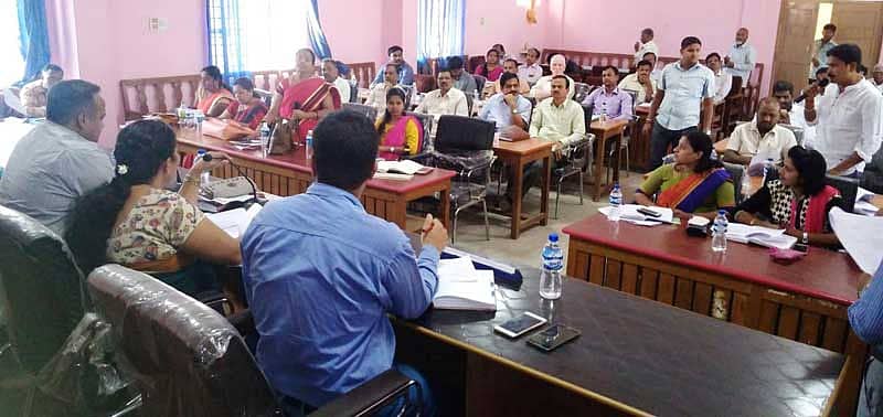 ಕಡೂರಿನ ತಾಲ್ಲೂಕು ಪಂಚಾಯಿತಿ ಸಭಾಂಗಣದಲ್ಲಿ ಸಾಮಾನ್ಯ ಸಭೆ ನಡೆಯಿತು.