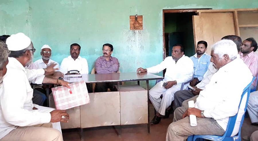 ಶಿಡ್ಲಘಟ್ಟದ ಪ್ರಗತಿಪರ ನೂಲು ಬಿಚ್ಚುವವರ ಕೈಗಾರಿಕಾ ಸಹಕಾರ ಸಂಘದ ಆಡಳಿತ ಮಂಡಳಿ ಸದಸ್ಯರ ಚುನಾವಣೆಗೆ ಅಭ್ಯರ್ಥಿಗಳ ಅಂತಿಮ ಪಟ್ಟಿ ತಯಾರಿಸುವ ವೇಳೆ ಅಡ್ಡಿಪಡಿಸಿದ ಎರಡೂ ಗುಂಪಿನ ಸದಸ್ಯರೊಂದಿಗೆ ಅಧಿಕಾರಿಗಳು ಚರ್ಚಿಸಿದರು