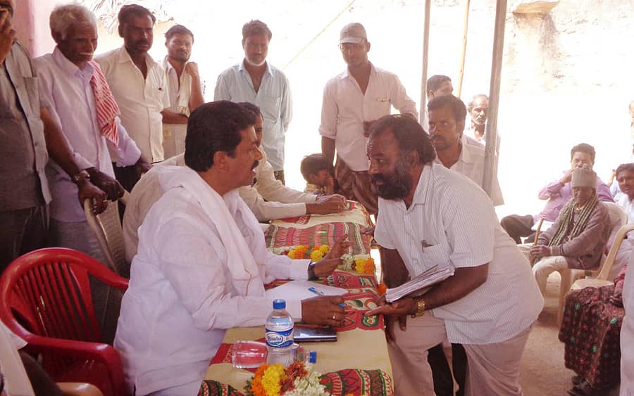 ಚಳ್ಳಕೆರೆ ತಾಲ್ಲೂಕಿನ ಮೀರಾಸಾಬಿಹಳ್ಳಿಯ ಗ್ರಾಮ ಪಂಚಾಯ್ತಿ ವ್ಯಾಪ್ತಿಯಲ್ಲಿ ಶುಕ್ರವಾರ ಶಾಸಕ ಟಿ.ರಘುಮೂರ್ತಿ ಅಭಿವೃದ್ಧಿ ಕಾರ್ಯಗಳ ಕುರಿತು ಅಧಿಕಾರಿಗಳಿಂದ ಮಾಹಿತಿ ಪಡೆದರು.