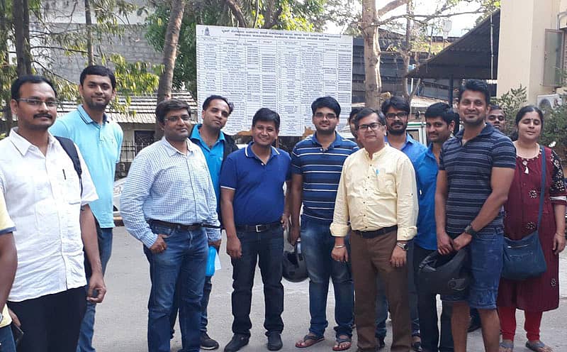 ಮಹದೇವಪುರ ವಲಯ ಜಂಟಿ ಆಯುಕ್ತರ ಕಚೇರಿ ಬಳಿ ಸೇರಿದ್ದ ನಿವಾಸಿಗಳು