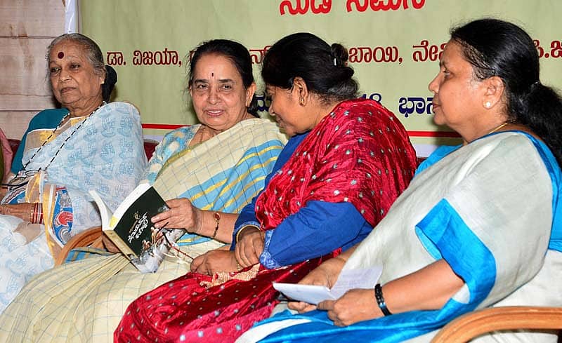 ನಗರದಲ್ಲಿ ಭಾನುವಾರ 'ಹಿತೈಷಿಣಿ ಮಹಿಳಾ ಅಧ್ಯಯನ ಕೇಂದ್ರ' ಆಯೋಜಿಸಿದ್ದ ಲೇಖಕಿ ಡಾ. ವಿಜಯಾ ದಬ್ಬೆ ಅವರ ನುಡಿ ನಮನ ಕಾರ್ಯಕ್ರಮದಲ್ಲಿ (ಎಡದಿಂದ) ಲೇಖಕಿ ಡಾ. ವಿಜಯಾ, ಎನ್ ಗಾಯತ್ರಿ, ನೇಮಿಚಂದ್ರ, ಸುಮಿತ್ರಾಬಾಯಿ ಬಿ.ಎನ್ ಮಾತುಕತೆಯಲ್ಲಿ ತೊಡಗಿದ್ದರು. -ಪ್ರಜಾವಾಣಿ ಚಿತ್ರ
