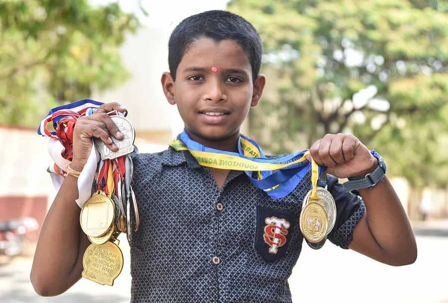 ಪದಕಗಳೊಂದಿಗೆ ರೇಣುಕಾಚಾರ್ಯ