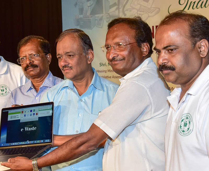 ಅಸೋಸಿಯೇಷನ್ ವೆಬ್ ಸೈಟನ್ನು ಡಿ.ಆರ್.ಕುಮಾರಸ್ವಾಮಿ (ಎಡದಿಂದ ಮೊದಲನೇ ಯವರು) ಅನಾವರಣಗೊಳಿಸಿದರು. ಎಸ್.ಸುರೇಶ್, ರಾಜ್ಯ ಮಾಲಿನ್ಯ ನಿಯಂತ್ರಣ ಮಂಡಳಿ ಪರಿಸರ ಅಧಿಕಾರಿ ಎಂ.ಸಿ.ರಮೇಶ್, ಕಾಳೀರೇಗೌಡ ಇದ್ದಾರೆ