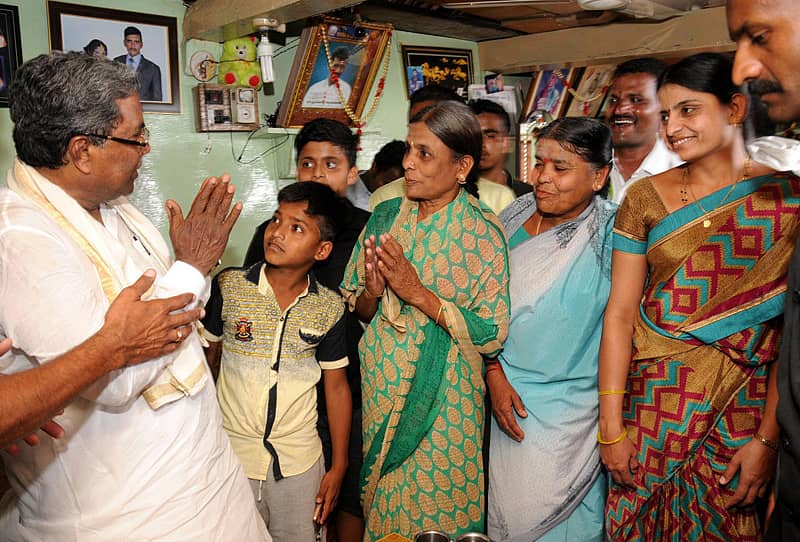 ಬರಡನಪುರದ ಮನೆಯೊಂದರಲ್ಲಿ ಮುಖ್ಯಮಂತ್ರಿ ಸಿದ್ದರಾಮಯ್ಯ ಮತಯಾಚಿಸಿದರು