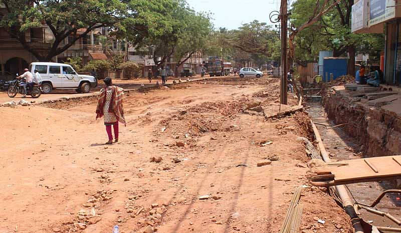 ಕಾಂಕ್ರೀಟ್ ರಸ್ತೆ ನಿರ್ಮಾಣಕ್ಕಾಗಿ ಲಿಂಗರಾಜ ನಗರ ಮುಖ್ಯರಸ್ತೆ ಅಗೆದಿರುವುದು