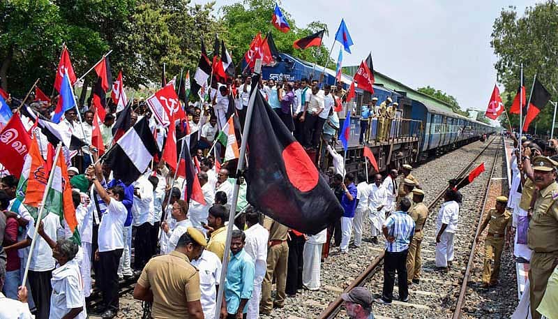 ತಮಿಳುನಾಡು ಬಂದ್: ಜನಜೀವನ ಅಸ್ತವ್ಯಸ್ತ