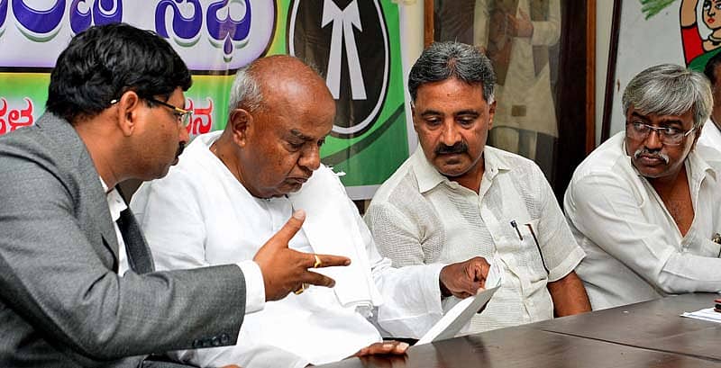 ನಗರದಲ್ಲಿ ಶನಿವಾರ 'ಕರ್ನಾಟಕ ರಾಜ್ಯ ಜನತಾದಳ ಕಾನೂನು ಘಟಕ' ಆಯೋಜಿಸಿದ್ದ ಕಾರ್ಯಕಾರಿಣಿ ಸಭೆಯಲ್ಲಿ (ಎಡದಿಂದ) ಘಟಕದ ಅಧ್ಯಕ್ಷ ಎ.ಪಿ ರಂಗನಾಥ್, ಜೆಡಿಎಸ್‌ ರಾಷ್ಟ್ರೀಯ ಅಧ್ಯಕ್ಷ ಎಚ್‌.ಡಿ. ದೇವೇಗೌಡ, ವಿಧಾನಪರಿಷತ್ ಜೆಡಿಎಸ್‌ ಸದಸ್ಯ ರಮೇಶ್‌ ಬಾಬು ಮತ್ತು ಘಟಕದ ಉಪಾಧ್ಯಕ್ಷ ಲಿಖತ್ ಖಾನ್ ಮಾತುಕತೆಯಲ್ಲಿ ತೊಡಗಿದ್ದರು. -ಪ್ರಜಾವಾಣಿ ಚಿತ್ರ