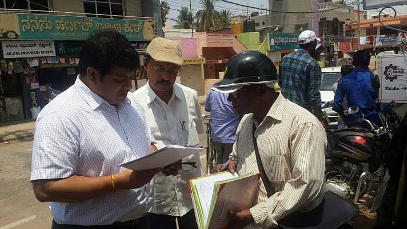 ಎಸ್ಐಟಿ ಕಾಲೇಜು ಮುಖ್ಯ ರಸ್ತೆಯಲ್ಲಿ ಜಿಲ್ಲಾ ಚುನಾವಣಾಧಿಕಾರಿ ಕೆ.ಪಿ.ಮೋಹನ್‌ರಾಜ್ ಅವರು ಮತದಾರರ ಪಟ್ಟಿ ಪರಿಶೀಲಿಸಿದರು. ಪಾಲಿಕೆ ಆಯುಕ್ತ ಮಂಜುನಾಥಸ್ವಾಮಿ ಇದ್ದರು