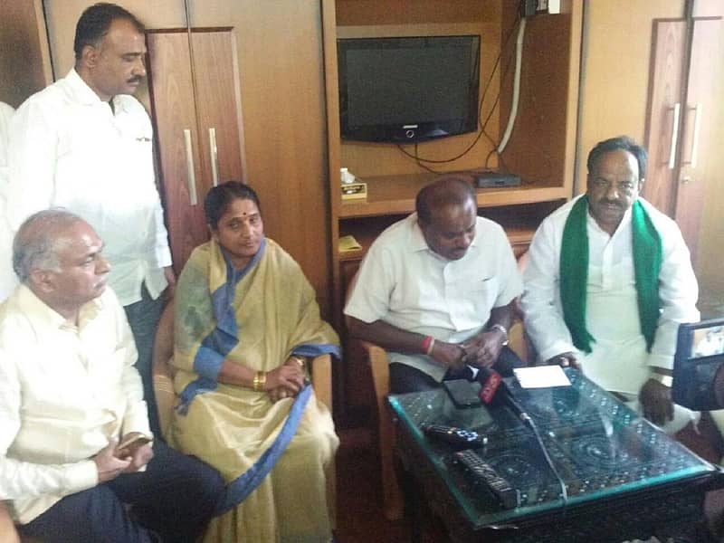 ಹುಬ್ಬಳ್ಳಿಯಲ್ಲಿ ಬುಧವಾರ ಜೆಡಿಎಸ್ ರಾಜ್ಯ ಘಟಕದ ಅಧ್ಯಕ್ಷ ಎಚ್‌.ಡಿ.ಕುಮಾರಸ್ವಾಮಿ ಜತೆ ಮಾತುಕತೆ ನಡೆಸಿದ ಮಂಗಳಾದೇವಿ ಬಿರಾದಾರ