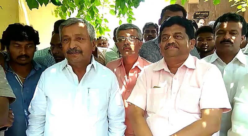 ಬೆಂಬಲಿಗರನ್ನುದ್ದೇಶಿಸಿ ಮಾಜಿ ಶಾಸಕ ನಿಂಗಪ್ಪ ಮತ್ತು ಬಯಲು ಸೀಮೆ ಪ್ರದೇಶಾಭಿವೃದ್ಧಿ ಮಂಡಳಿ ಅಧ್ಯಕ್ಷ ಕಲ್ಲಹಳ್ಳಿ ದೇವರಾಜ್ ಮಾತನಾಡಿದರು.