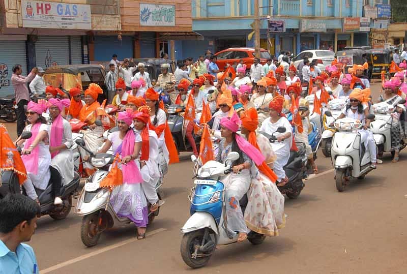 ಬೈಕ್ ರ್ಯಾಲಿಯಲ್ಲಿ ಪೇಟಾ ಧರಿಸಿ ಪಾಲ್ಗೊಂಡಿದ್ದ ಮಹಿಳೆಯರು