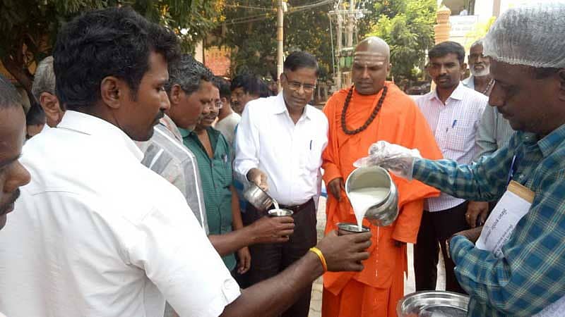 ಕರುಣಾ ಜೀವ ಕಲ್ಯಾಣ ಟ್ರಸ್ಟ್ ಆಶ್ರಯದಲ್ಲಿ ದಾವಣಗೆರೆ ನಗರದಲ್ಲಿ ಉಚಿತವಾಗಿ ಮಜ್ಜಿಗೆ ವಿತರಿಸಲಾಯಿತು