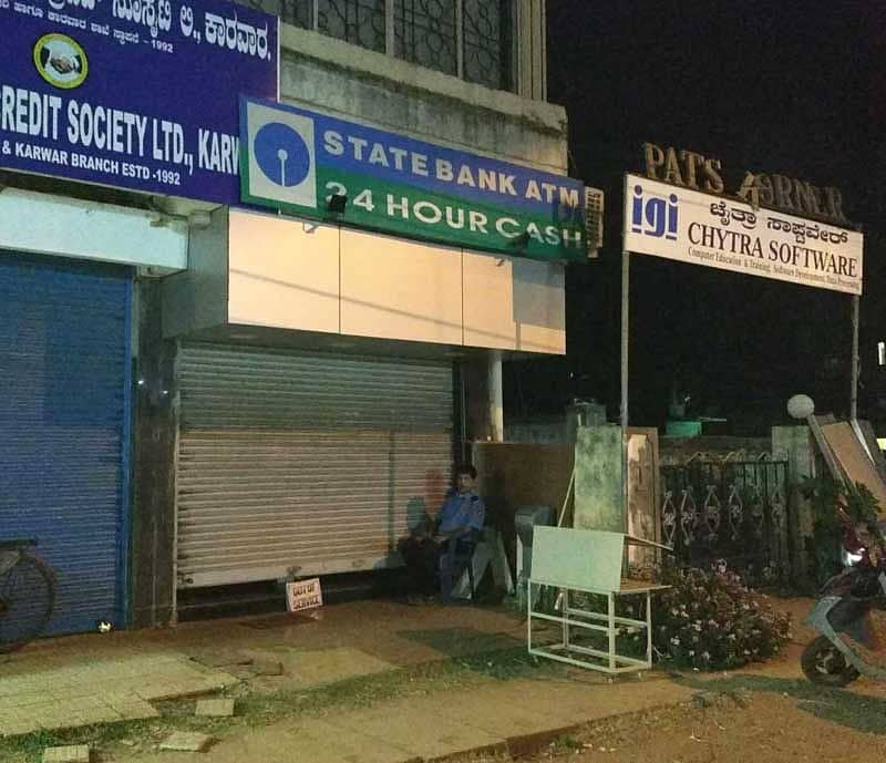 ಕಾರವಾರದ ಅಂಬೇಡ್ಕರ್ ವೃತ್ತದ ಬಳಿ ಇರುವ ಭಾರತೀಯ ಸ್ಟೇಟ್ ಬ್ಯಾಂಕ್‌ನ ಎಟಿಎಂ ಬಾಗಿಲು ಮುಚ್ಚಿರುವುದು
