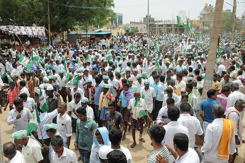 ಶಿರಾದಲ್ಲಿ ಜೆಡಿಎಸ್ ಅಭ್ಯರ್ಥಿ ಬಿ.ಸತ್ಯನಾರಾಯಣ್ ನಾಮಪತ್ರ ಸಲ್ಲಿಕೆಗೂ ಮುನ್ನ ಭಾರಿ ಮೆರವಣಿಗೆ ನಡೆಸಿದರು