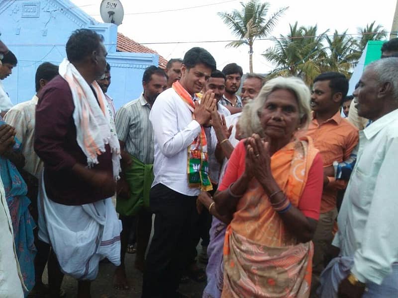 ಹನೂರು ಕ್ಷೇತ್ರವ್ಯಾಪ್ತಿಯ ಗ್ರಾಮಗಳಲ್ಲಿ ಮತಯಾಚನೆ ಮಾಡುತ್ತಿರುವ ಬಿಜೆಪಿ ಅಭ್ಯರ್ಥಿ ಡಾ.ಪ್ರೀತನ್‍ನಾಗಪ್ಪ.