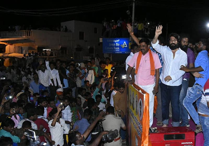 ಚಳ್ಳಕೆರೆ ತಾಲ್ಲೂಕು ನಾಯಕನಹಟ್ಟಿಯಲ್ಲಿ ಬಿಜೆಪಿ ಅಭ್ಯರ್ಥಿ ಶ್ರೀರಾಮುಲು ಪರ ನಟ ಯಶ್ ಚುನಾವಣಾ ಪ್ರಚಾರದ ವೇಳೆ ಅಭಿಮಾನಿಗಳತ್ತ ಕೈ ಬೀಸಿದರು