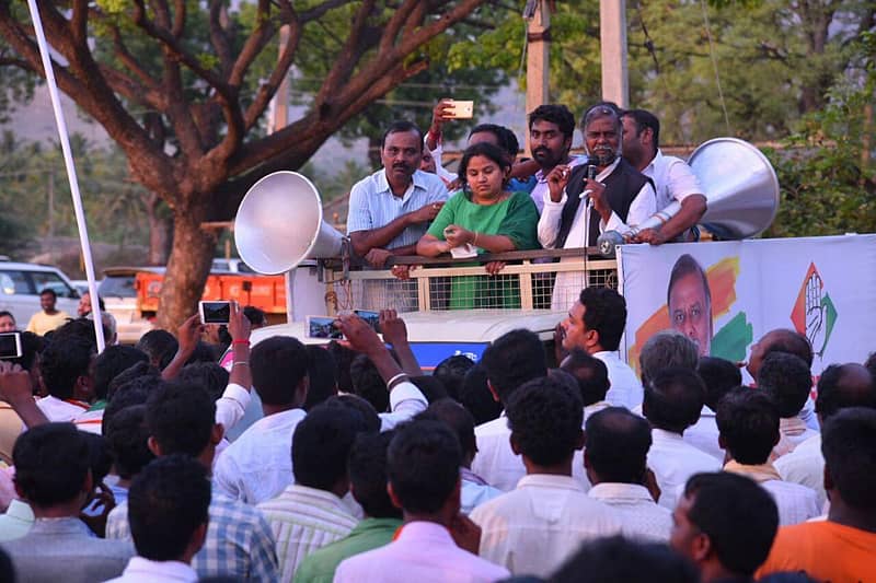 ಹೊಳಲ್ಕೆರೆ ತಾಲ್ಲೂಕು ತಾಳ್ಯ ಗ್ರಾಮದಲ್ಲಿ ಸಚಿವ ಆಂಜನೇಯ ಶುಕ್ರವಾರ ಚುನಾವಣಾ ಪ್ರಚಾರ ನಡೆಸುತ್ತಿರುವುದು.