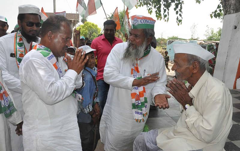 ಮನೆಯೊಳಗೆ ಬಿಸಿಲ ಝಳ ತಾಳಲಾರದೆ, ಅರಳಿ ಮರದ ನೆರಳಲ್ಲಿ ಕಟ್ಟೆ ಮೇಲೆ ಕೂತು ವಿರಮಿಸುತ್ತಿದ್ದ ವೃದ್ಧರೊಬ್ಬರ ಬಳಿ ತೆರಳಿ ಮತ ಯಾಚಿಸಿದ ಕಾಂಗ್ರೆಸ್‌ ಅಭ್ಯರ್ಥಿ ಅಬ್ದುಲ್‌ ಹಮೀದ್‌ ಮುಶ್ರೀಫ್