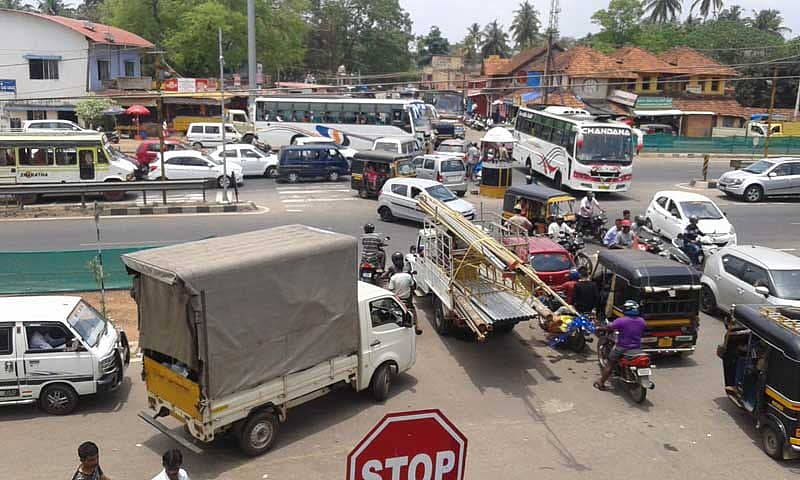 ರಾಷ್ಟ್ರೀಯ ಹೆದ್ದಾರಿ 66ರ ಕಟಪಾಡಿ ಜಂಕ್ಷನ್ ಸಮೀಪ ಭಾನುವಾರ ವಾಹನ ದಟ್ಟಣೆಯ ಕಿರಿಕಿರಿ ಹೆಚ್ಚಾಗಿತ್ತು.