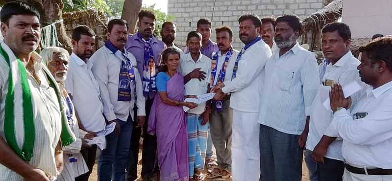 ಚಾಮರಾಜನಗರ ತಾಲ್ಲೂಕಿನ ಕಾಳನಹುಂಡಿ ಗ್ರಾಮದಲ್ಲಿ ಬಿಎಸ್ಪಿ, ಜೆಡಿಎಸ್ ಮೈತ್ರಿಕೂಟದ ಅಭ್ಯರ್ಥಿ ಎ.ಎಂ.ಮಲ್ಲಿಕಾರ್ಜುನಸ್ವಾಮಿ (ಆಲೂರುಮಲ್ಲು) ಅವರು ತಮ್ಮ ಬೆಂಬಲಿಗರ ಜತೆಯಲ್ಲಿ ಮನೆಮನೆಗೆ ತೆರಳಿ ಮತಯಾಚಿಸಿದರು