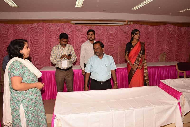 ಧಾರವಾಡದಲ್ಲಿ ಸ್ಥಾಪಿಸಲಾದ ‘ಸಖಿ’ ಮತಗಟ್ಟೆಗಳಲ್ಲಿನ ಅಂತಿಮ ಸಿದ್ಧತೆ ಕುರಿತು ಸ್ನೇಹಲ್ ರಾಯಮಾನೆ ಪರಿಶೀಲನೆ ನಡೆಸಿದರು. ಟಿ.ಎಸ್.ರುದ್ರೇಶಪ್ಪ, ಪ್ರಕಾಶ ಕುದರಿ, ಪಾರ್ವತಿ ರೆಡ್ಡಿ ಇದ್ದಾರೆ