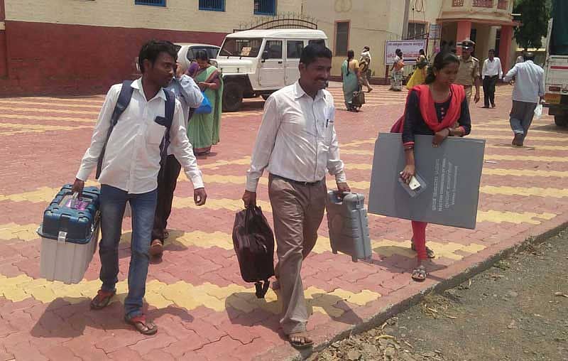 ಚಿಕ್ಕೋಡಿ ಪಟ್ಟಣದ ಆರ್.ಡಿ.ಹೈಸ್ಕೂಲ್‌ನಿಂದ ಚಿಕ್ಕೋಡಿ–ಸದಲಗಾ ವಿಧಾನಸಭೆ ಕ್ಷೇತ್ರ ಮತ್ತು ನಿಪ್ಪಾಣಿ ವಿಧಾನಸಭೆ ಕ್ಷೇತ್ರಗಳ ವ್ಯಾಪ್ತಿಯ ಮತಗಟ್ಟೆಗಳತ್ತ ಚುನಾವಣಾ ಸಿಬ್ಬಂದಿ ತೆರಳಿದರು