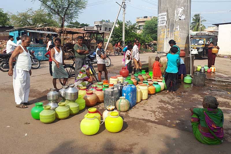 ಬನಹಟ್ಟಿಯ ಸೋಮವಾರ ಪೇಟೆಯ ಹತ್ತಿರ ನೀರಿಗಾಗಿ ಜನರು ಸರತಿಯಲ್ಲಿ ನಿಂತಿರುವುದು