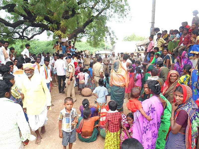 ಲಿಂಗಸುಗೂರು ತಾಲ್ಲೂಕು ಕಡದರಗಡ್ಡಿ ಗ್ರಾಮಸ್ಥರ ಬಹಿಷ್ಕಾರ ವಿಫಲಗೊಳಿಸಲು ಶನಿವಾರ ಬಂದ ತಹಶೀಲ್ದಾರ್‌ ಎಂ.ಎ.ಎಸ್‌ ಭಾಗವಾನ ಅವರನ್ನು ಗ್ರಾಮದಿಂದ ಹೊರಹೋಗದಂತೆ ಕೂಡಿ ಹಾಕಿರುವುದು