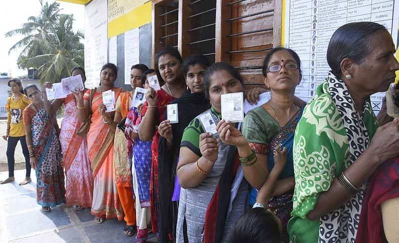 ಚಿತ್ರದುರ್ಗದ ಸಂಪಿಗೆ ಸಿದ್ದೇಶ್ವರ ಶಾಲೆಯಲ್ಲಿ ಶನಿವಾರ ಮತದಾನಕ್ಕೆ ಸರತಿಯಲ್ಲಿ ನಿಂತ ಮಹಿಳೆಯರು