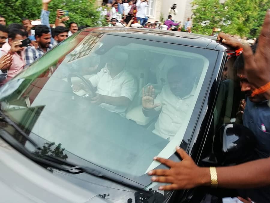 ರಾಜಭವನಕ್ಕೆ ಕುಮಾರಸ್ವಾಮಿ ದೌಡು; ದೇವೇಗೌಡರ ಮನೆಗೆ ದಿನೇಶ್‌ ಗುಂಡೂರಾವ್‌